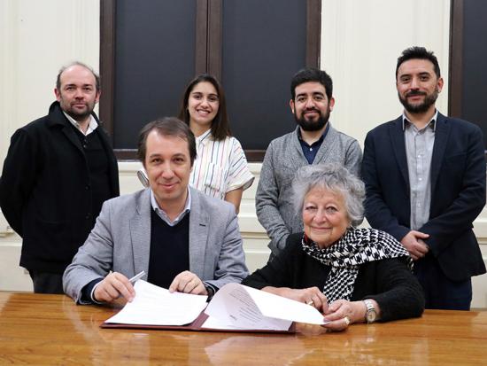 Representantes de ambas instituciones celebraron la firma del documento.