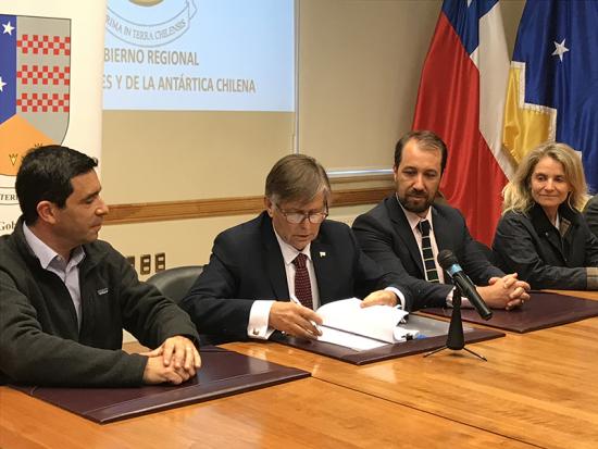 Autoridades nacionales y regionales en la firma del convenio.