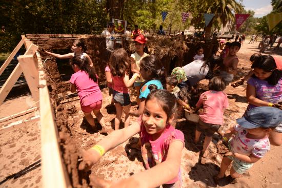 Miles de niños y niñas disfrutando del Día del Patrimonio Infantil en la fiesta del adobe que se llevó a cabo en Santiago