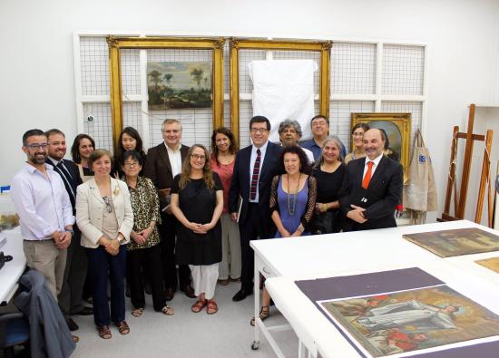 Autoridades de Dibam y Conicyt junto a personal del CNCR.