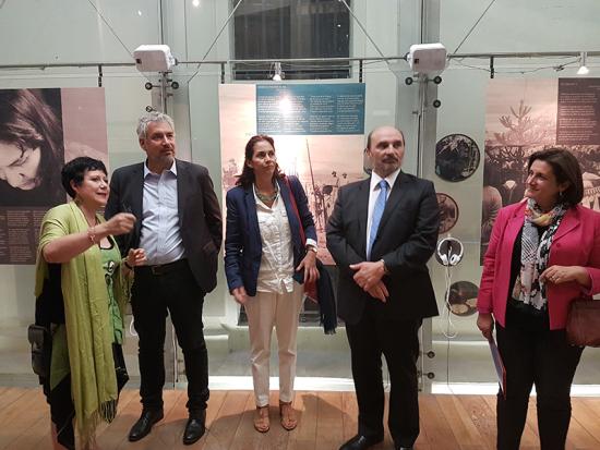 Autoridades inauguran la exposición.