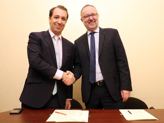Las autoridades celebraron la firma de este convenio.