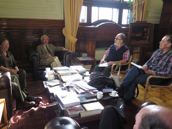 La reunión se llevó a cabo en las oficinas de Dirección Dibam, en la Biblioteca Nacional.