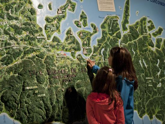 Visitantes en el Museo Regional de Ancud.