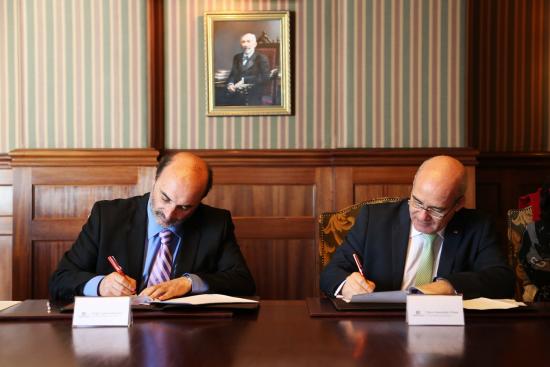 Director de la Dibam Ángel Cabeza junto al rector de la USM Darcy Fuenzalida firman el convenio