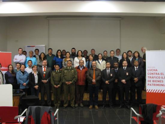 El director de la Dibam, Ángel Cabeza en este Seminario-Taller, donde se expuso sobre la Ley 17.288 de Monumentos Nacionales, y también sobre la arquelogía y prehistoria de Aysén.