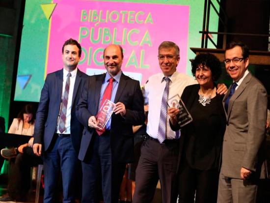 De derecha a izquierda. Ministro de Economía, Luis Felipe Céspedes, la directora de la BPDigital, Florencia García, subdirector del Sistema Nacional de Bibliotecas Públicas, Gonzalo Oyarzún junto al director de la Dibam, Ángel Cabeza y el director ejecut