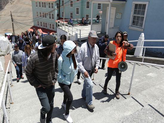 Cerca de 210 mil personas han visitado esta ciudad ubicada en la precordillera de los Andes. Y desde 1998 más de 22 mil 500 estudiantes de colegios vulnerables y de buen rendimiento han visitado el campamento en forma gratuita.