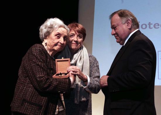 Marta Cruz-Coke recibe medalla de manos de la ministra de las Culturas, Consuelo Valdés, y del director de la Biblioteca Nacional, Pedro Pablo Zegers (fotografía: Mario Ruiz / Ministerio de las Culturas)