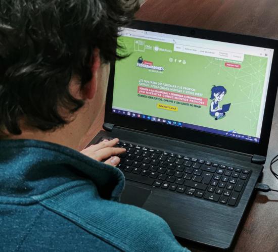 Los cursos para jóvenes programadores son una de las alternativas disponibles para realizar en línea.