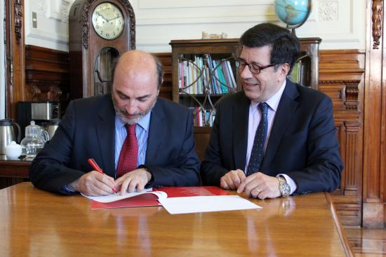 Director de la Dibam Ángel Cabeza junto a Director ejecutivo de Conicyt Christian Nicolai en la firma de convenio entre ambas instituciones