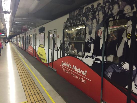 Tren con la vida y obra de Gabriela Mistral.