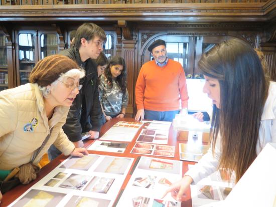 El Director de la Dibam en la Sala José Toribio Medina, mientras se exponía el proceso de restauración de libros antiguos.