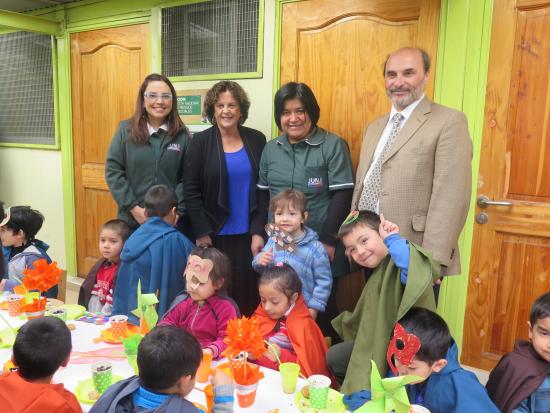 Director de la Dibam Ángel Cabeza junto a niños y niñas del jardín Nuevo Amanecer en la comuna de La Florida