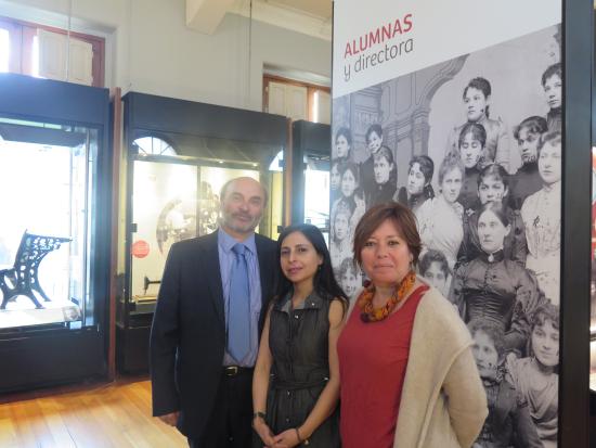 Director Dibam, Ángel Cabeza, junto a la directora del Museo de la Educación, María Isabel Orellana (al centro)