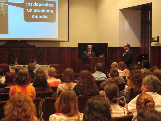 El director de la Dibam Ángel Cabeza en el discurso de bienvenida de la jornada que se extenderá hasta el 17 de marzo