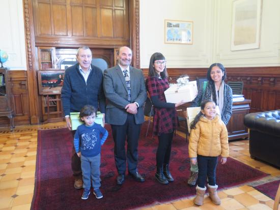 Director de la Dibam, Ángel Cabeza junto a los ganadores de la VI versión del concurso Mi Libro Favorito