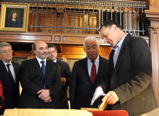  Primer Ministro de Portugal, António Luís Santos da Costa, conociendo las joyas patrimoniales de la sala José Toribio Medina en compañía del director de la Dibam, Ángel Cabeza