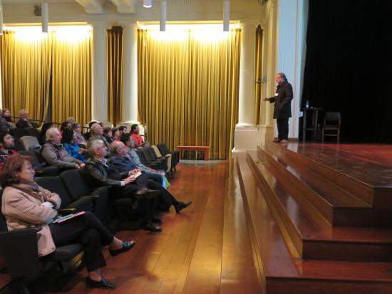 Raúl Cespedes exponiendo sobre el Desierto Florido.