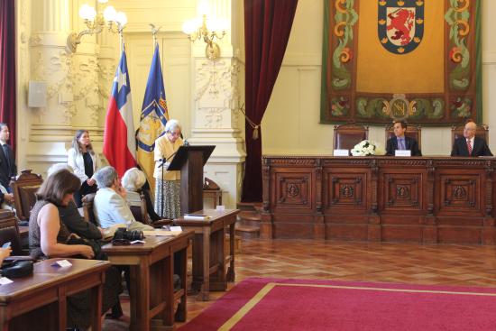 Marta Cruz-Coke aceptando su nombramiento como Hija Ilustre de Santiago.
