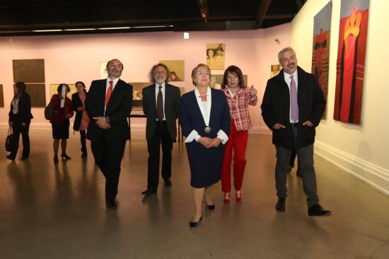 Presidenta Michelle Bachelet, autoridades Dibam y CNCA y curadora recorren la exposición.