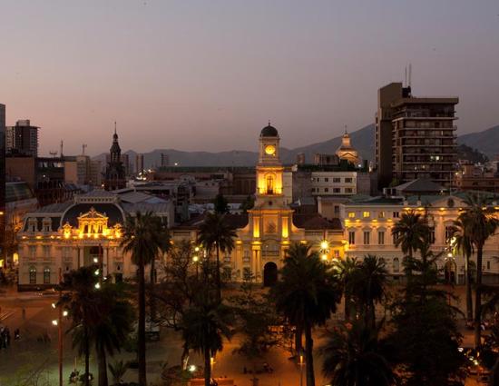 Vista nocturna y en altura de la fachada del Museo Histórico Nacional.