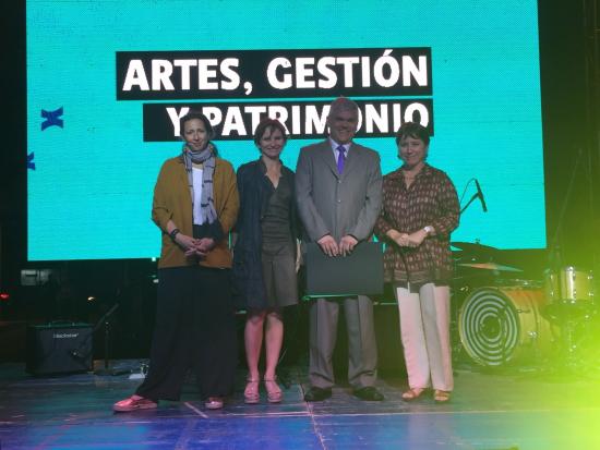 Claudio Gómez, Director del Museo Nacional de Historia Natural, recibiendo el premio de manos de la alcaldesa.