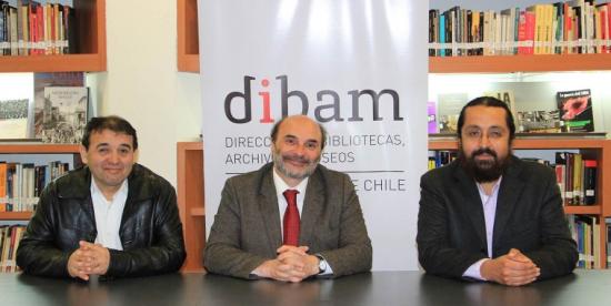 De izquierda a derecha: el director de la Dibam, Ángel Cabeza, y el nuevo director del Museo Regional de Aysén, Gustavo Saldivia.
Fuente: Diario Aysén