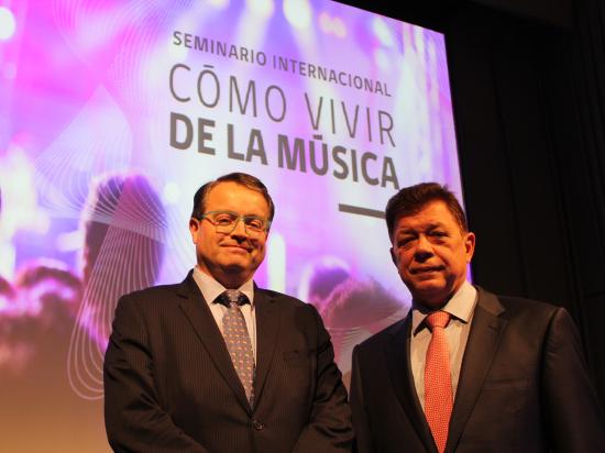 Claudio Ossa, de DDI, y  Dimiter Gantchev, de OMPI.