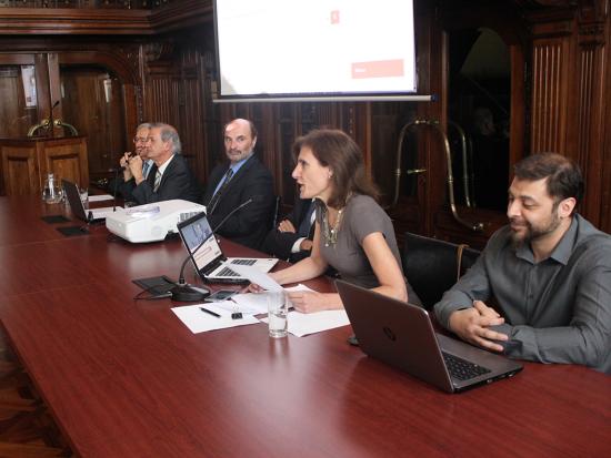 El director Dibam en el lanzamiento del repositorio digital del archivo de Patricio Aylwin
