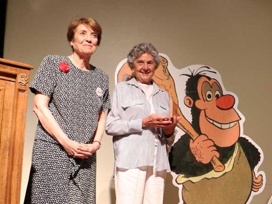 La ministra Consuelo Valdés junto a Ester Irarrázaval, viuda de Eduardo Armstrong, fundador de la reconocida publicación.