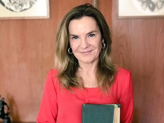 Ministra Alejandra Pérez Lecaros con su libro favorito: Obras completas, de Jorge Luis Borges.
