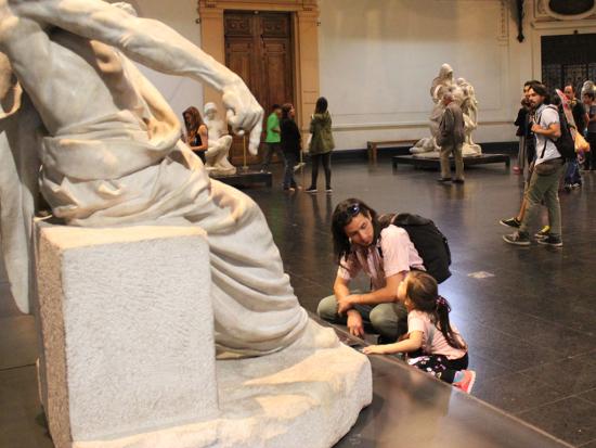 Visitantes del Museo Nacional de Bellas Artes.