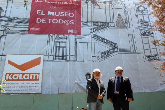 Ángel Cabeza, Director Nacional DIBAM (a la derecha); junto a Roberto Farriol, director del Museo Nacional de Bellas Artes, frente a la fachada en restauración.