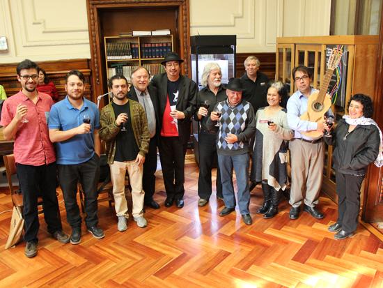 Payadores miembros de la Agenpoch junto al Subdirector (S) de la Biblioteca Nacional, Pedro Pablo Zegers, celebran la declaración.