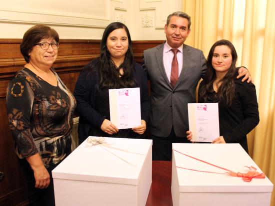 Ganadoras junto al Director (s) del Servicio Nacional del Patrimonio Cultural.