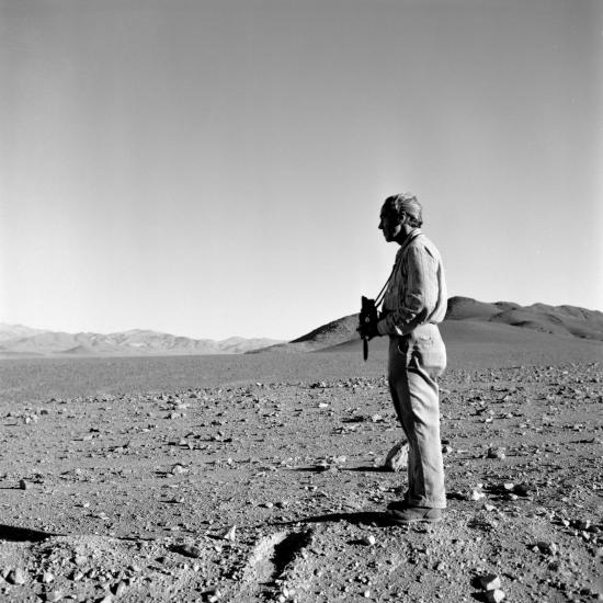 Retrato de Roberto Montandon en el desierto. Archivo fotográfico Roberto Montandón, Consejo de Monumentos Nacionales.