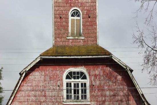 La arquitectura ecléctica, sencilla y propia de las iglesias del sur de Chile caracterizan al inmueble.