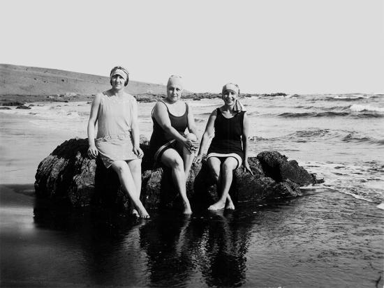 Bañistas, balneario de Pichilemu, década del 1920. Colección Biblioteca Nacional.
