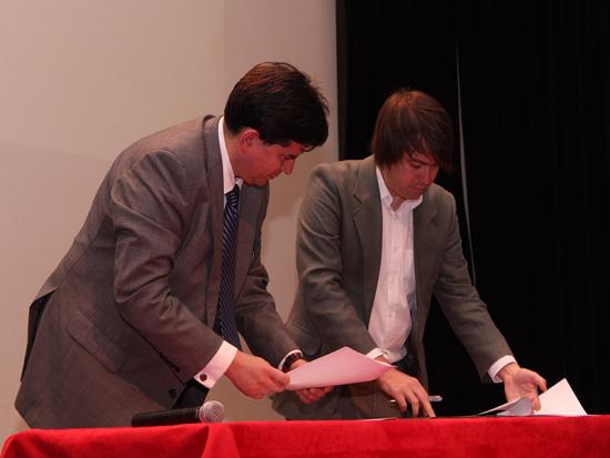Firman el convenio José Cortés, director (s) de la Dibam, y Eduardo Testart, presidente de Wikimedia Chile.