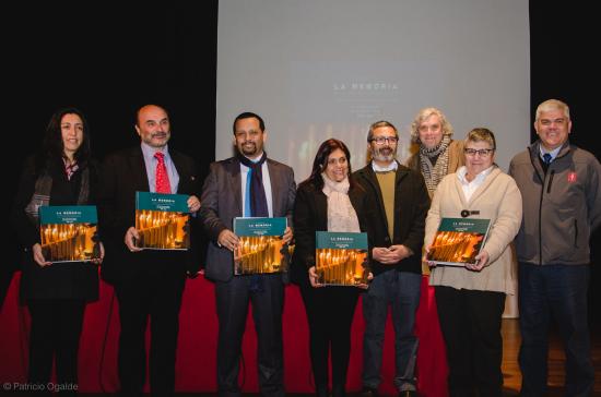 Director de la Dibam Ángel Cabeza junto a diversas autoridades presentes en el lanzamiento del libro “Patrimonio de la Memoria de los Derechos Humanos” 