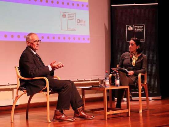 Diálogo Público entre Peter Davis y la doctora en Historia del Arte, historiadora y académica de la UC Olaya Sanfuentes.