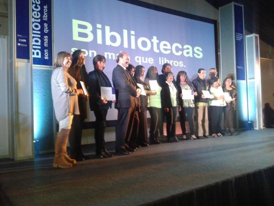 Funcionarios de las bibliotecas públicas que obtuvieron el primer lugar en gestión, posan junto a las autoridades DIBAM.
