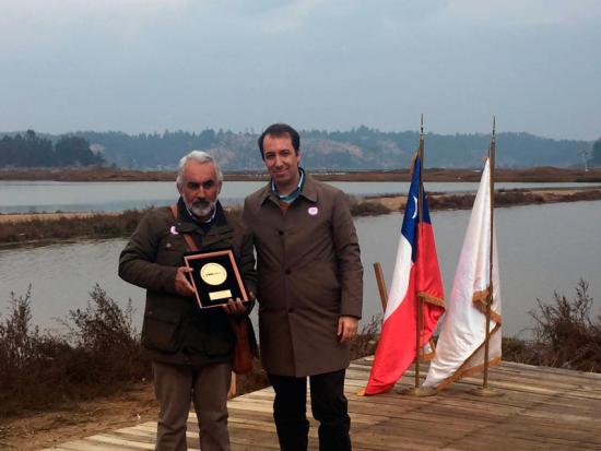 Director del Servicio Nacional del Patrimonio Cultural, Carlos Maillet, con el premiado cantautor a lo poeta de lo humano y lo divino, Francisco Astorga.
