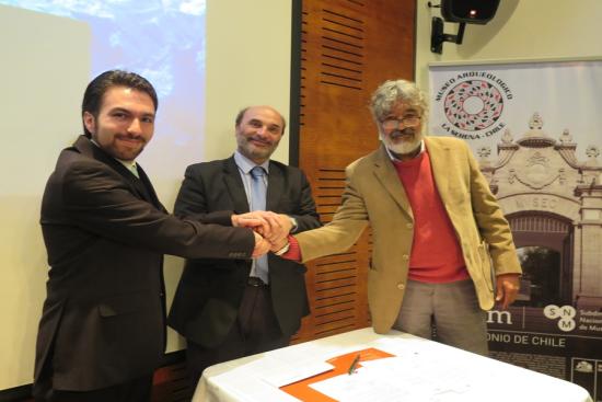 De izquierda a derecha: Roberto Páez, hijo del profesor; Ángel Cabeza, director DIBAM; director del Museo Arqueológico, Ángel Durán.