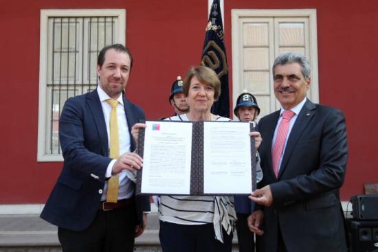 Ministra de las Culturas, las Artes y el Patrimonio, Consuelo Váldes, superintendente de Bomberos Marco Antonio Cumsille, y director del Servicio Nacional del Patrimonio Cultural, Carlos Maillet, muestran convenio luego de su firma.