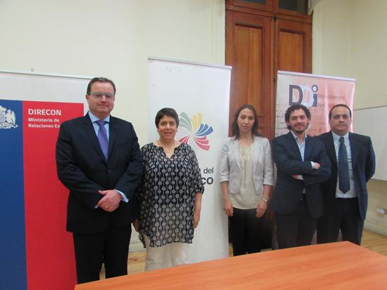 De izquierda a derecha: Claudio Ossa, jefe del Departamento de Derechos Intelectuales de la Dibam, Mariana Schmidt, tallerista en el Taller de Valoración de la Creatividad junto a Paulina Nazal, directora general de DIRECON, Fredy Forero, coordinador Obs