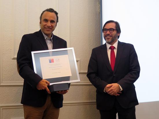 Álvaro Soffia del SNBP, recibio la distinción en nombre de la Biblioteca Regional de Antofagasta.