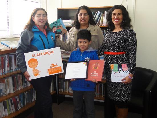 Las autoridades locales que premiaron a Bernjamín.