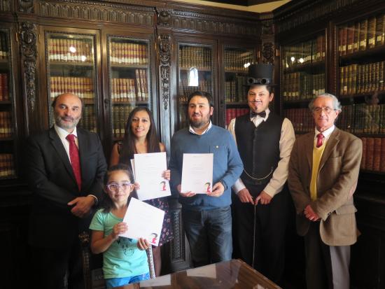 Los ganadores porteños del concurso DIBAM posan junto al Director Ángel Cabeza.